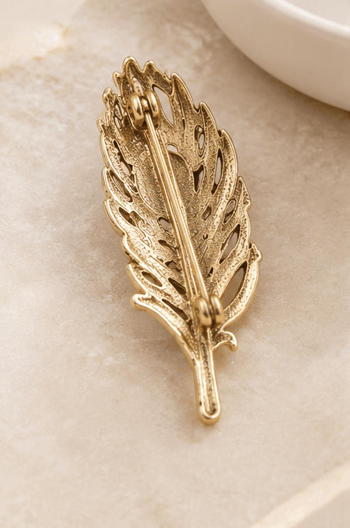 Broche Plume Élégante avec Perle et Cristaux Colorés – Style Vintage