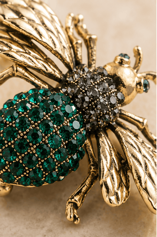 Broche Abeille Élégante en Strass – Bijou de Revers Tendance