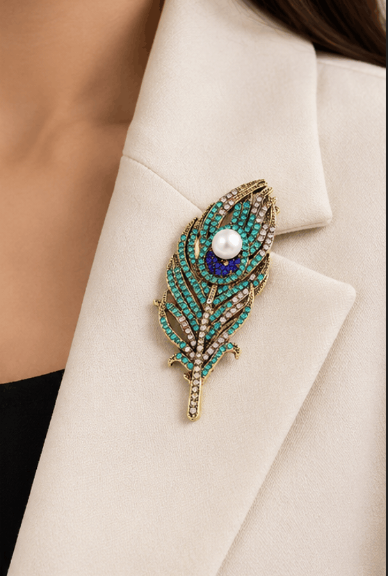 Broche Plume Élégante avec Perle et Cristaux Colorés – Style Vintage