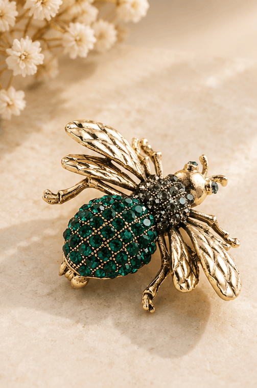 Broche Abeille Élégante en Strass – Bijou de Revers Tendance