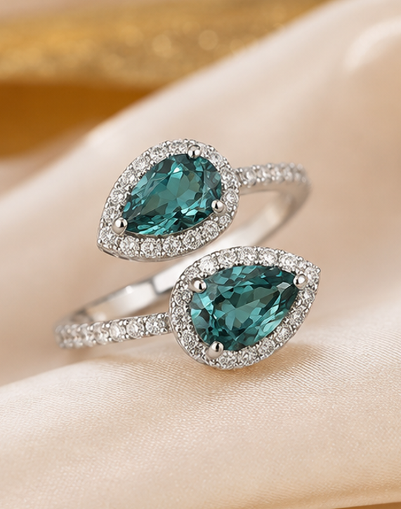 Bague Ouverte Élégance  |  Cristaux Bleus Taille Poire & Zircons Scintillants