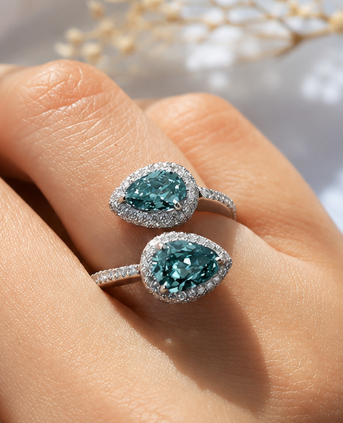 Bague Ouverte Élégance  |  Cristaux Bleus Taille Poire & Zircons Scintillants