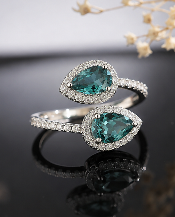 Bague Ouverte Élégance  |  Cristaux Bleus Taille Poire & Zircons Scintillants