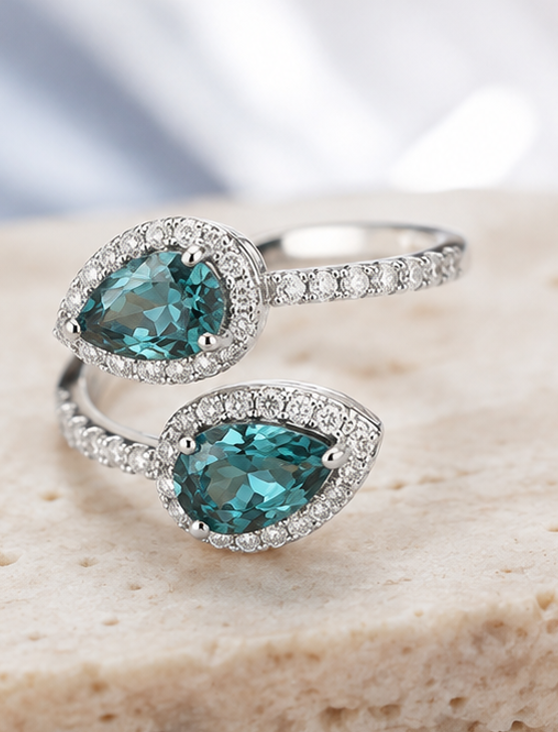 Bague Ouverte Élégance  |  Cristaux Bleus Taille Poire & Zircons Scintillants