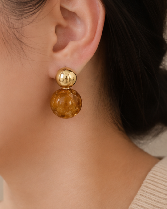 Boucles d’Oreilles Résine Ambrée Dorée – Élégance Chic & Tendance ✨