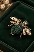 Broche Abeille Élégante en Strass – Bijou de Revers Tendance
