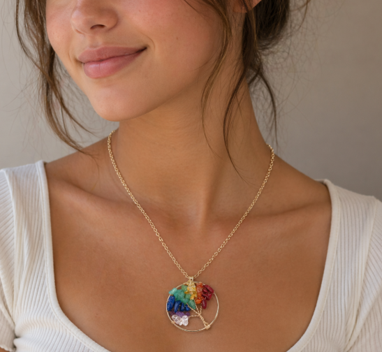 Collier Pendentif Arbre de Vie Courbé avec Pierres Colorées Naturelles – Bijou Élégant et Symbolique