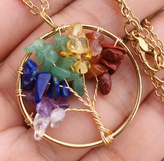 Collier Pendentif Arbre de Vie Courbé avec Pierres Colorées Naturelles – Bijou Élégant et Symbolique