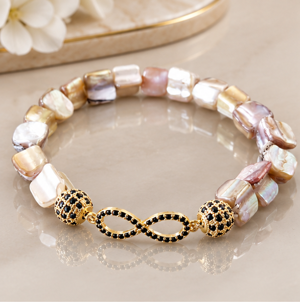 Bracelet Élégance en Perles de Coquillage – Fermoir Infini Doré