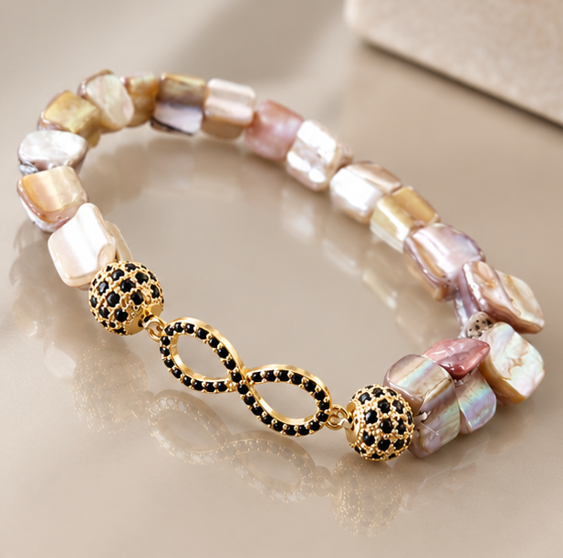 Bracelet Élégance en Perles de Coquillage – Fermoir Infini Doré