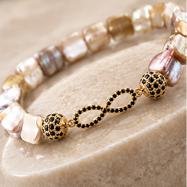 Bracelet Élégance en Perles de Coquillage – Fermoir Infini Doré