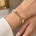 Bracelet Élégance en Perles de Coquillage – Fermoir Infini Doré