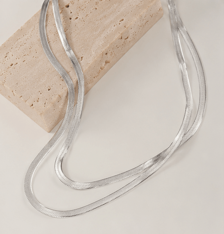 Collier Double Chaîne Serpent Argentée – Élégance Intemporelle